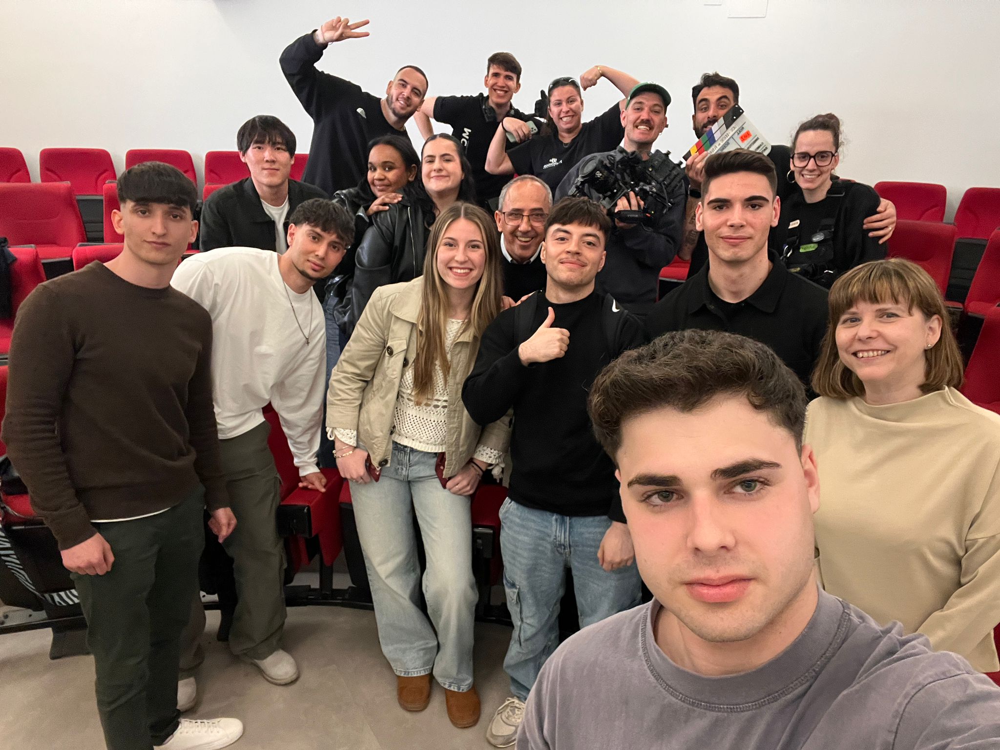 Equipo de rodaje de La Carbonera y estudiantes