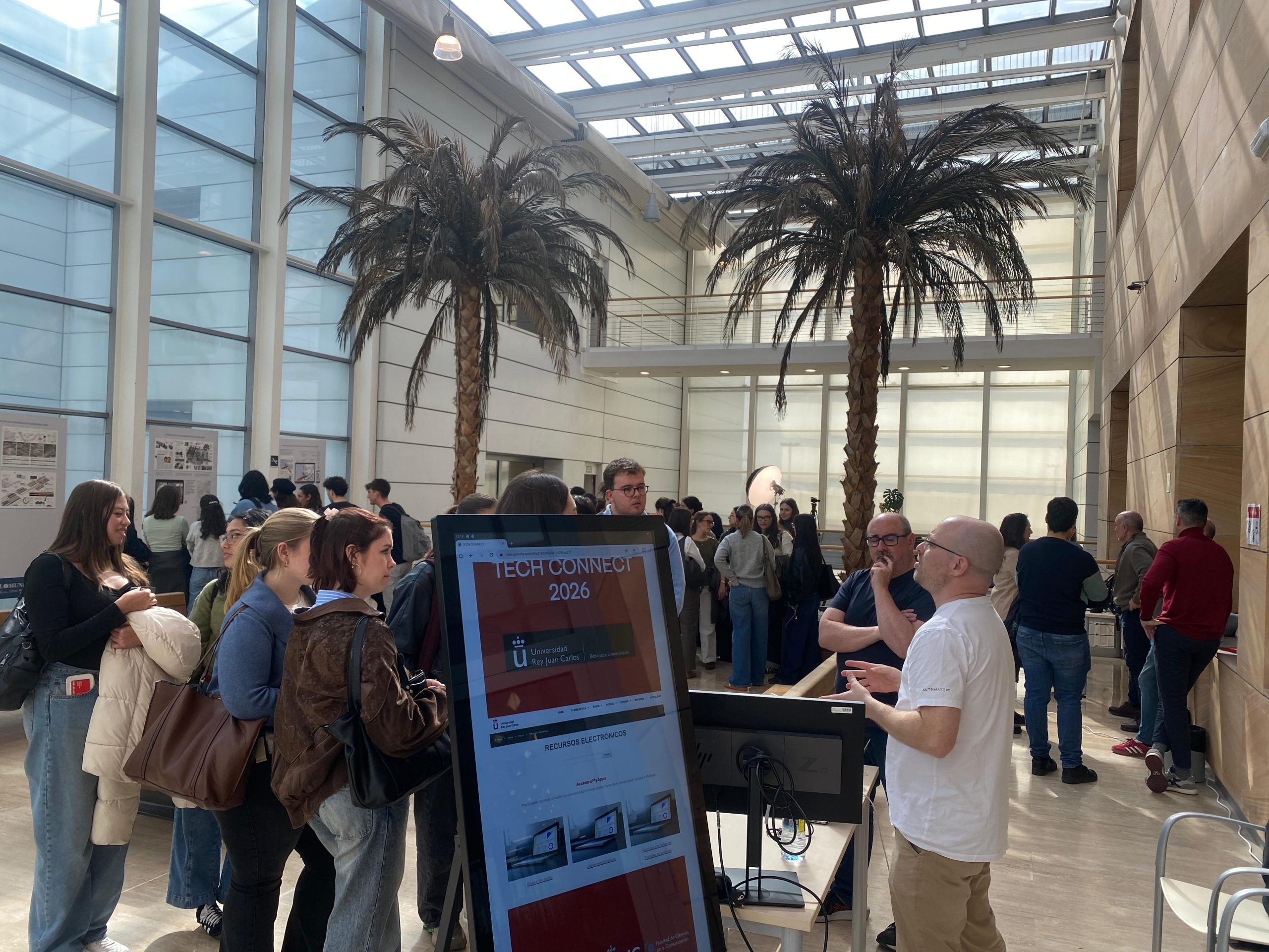 Estudiantes del Grado conversando con los representantes de Automatic